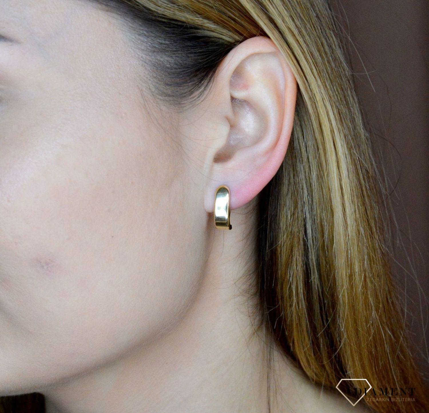 Złote kolczyki 375 angielskie gładkie KL 5428 375. Złote kolczyki wykonane z najwyższej jakości żółtego złota, próba 375, waga około 1,67 gram. Kolczyki w minimalistycznym stylu, wpisujące się w obecne trendy modowe..jpg